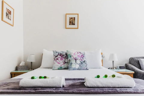 Hi 5 Glenelg Studio Apartment - Accommodation Whitsundays 1