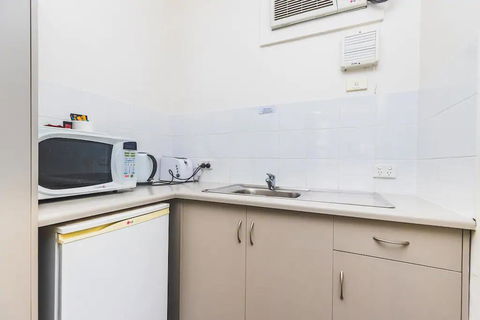 Hi 5 Glenelg Studio Apartment - Accommodation Whitsundays 7