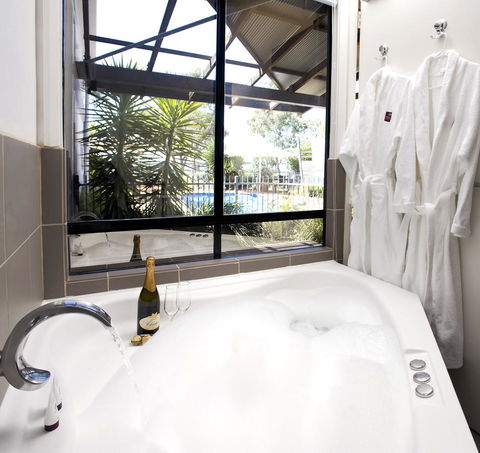 Majestic Oasis Apartments - Accommodation Whitsundays 9