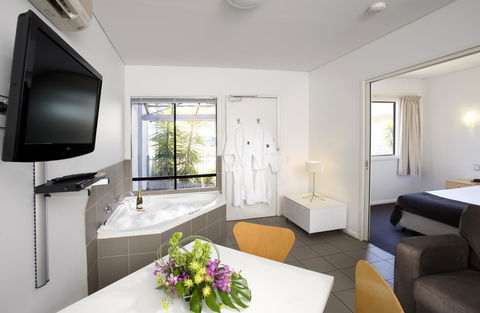 Majestic Oasis Apartments - Accommodation Whitsundays 14