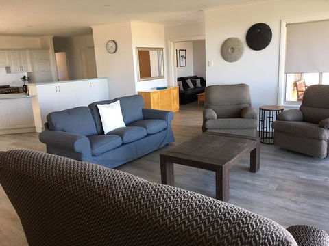 Emu Bay Holiday Homes - Accommodation Whitsundays 30