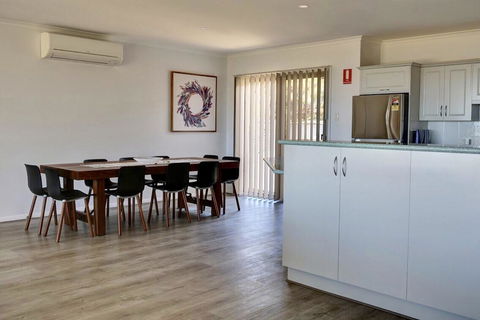 Emu Bay Holiday Homes - Accommodation Whitsundays 17