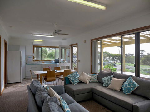 Emu Bay Holiday Homes - Accommodation Whitsundays 7