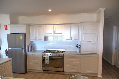 Emu Bay Holiday Homes - Accommodation Whitsundays 22