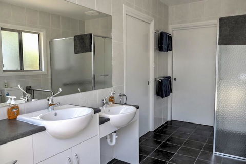 Emu Bay Holiday Homes - Accommodation Whitsundays 14