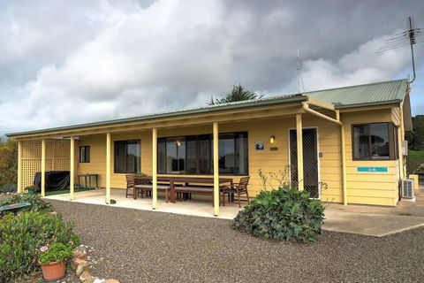 Emu Bay Holiday Homes - Accommodation Whitsundays 8