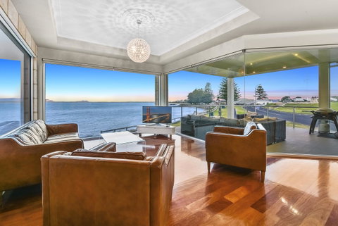 Aloha Waterfront Properties - Accommodation Whitsundays 4