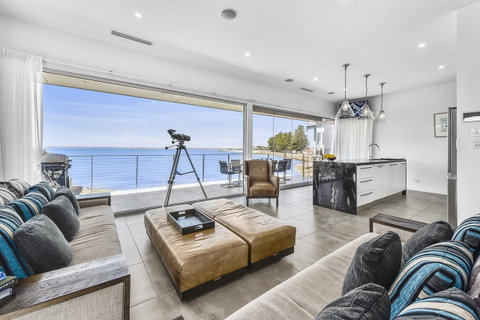 Aloha Waterfront Properties - Accommodation Whitsundays 3