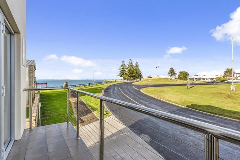 Aloha Waterfront Properties - Accommodation Whitsundays 14