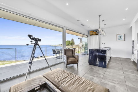 Aloha Waterfront Properties - Accommodation Whitsundays 8