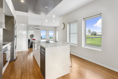 Aloha Waterfront Properties - Accommodation Whitsundays 6