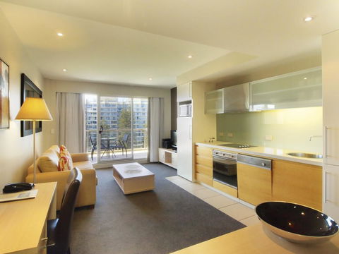 Oaks Glenelg Plaza Pier Suites - Accommodation Whitsundays 6