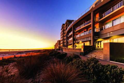 Oaks Glenelg Plaza Pier Suites - Accommodation Whitsundays 0