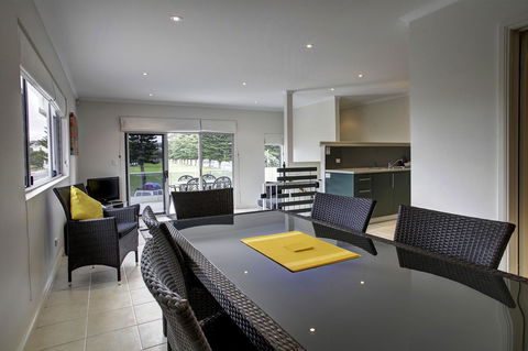 Tasman Beachside Apartment - Accommodation Whitsundays 5
