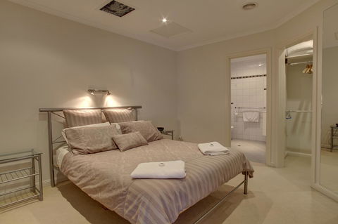 Tasman Beachside Apartment - Accommodation Whitsundays 6