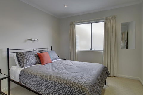 Tasman Beachside Apartment - Accommodation Whitsundays 8