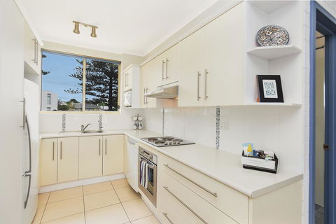 The Dolphins Beachfront Apartments - Accommodation Whitsundays 12