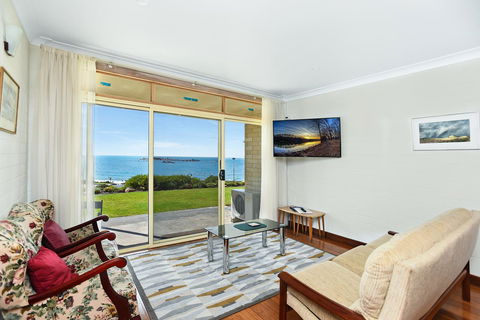 The Dolphins Beachfront Apartments - Accommodation Whitsundays 7