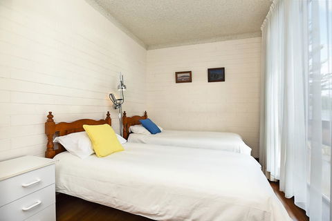 The Dolphins Beachfront Apartments - Accommodation Whitsundays 8