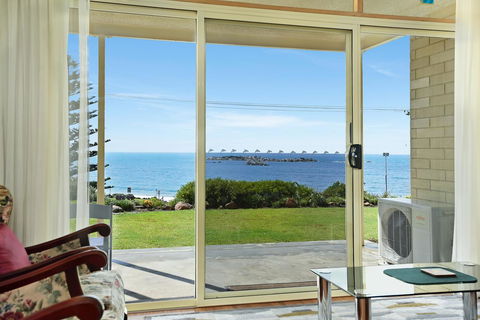 The Dolphins Beachfront Apartments - Accommodation Whitsundays 6
