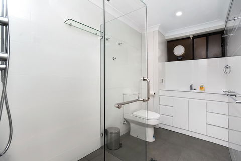 The Dolphins Beachfront Apartments - Accommodation Whitsundays 2