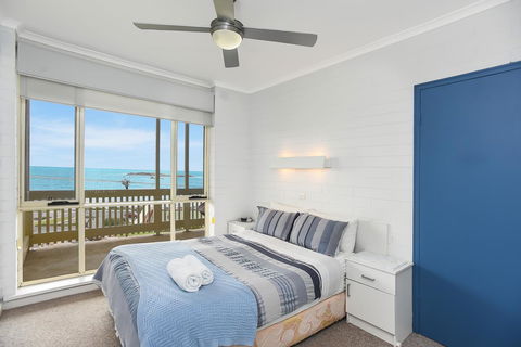 The Dolphins Beachfront Apartments - Accommodation Whitsundays 14
