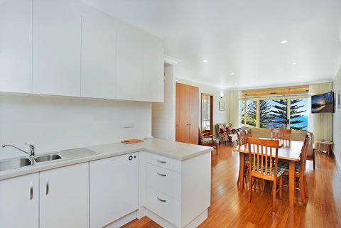The Dolphins Beachfront Apartments - Accommodation Whitsundays 4