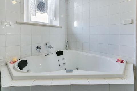 \'THE CHURCH\' Guest Home, Gawler Barossa Region - Accommodation Whitsundays 6