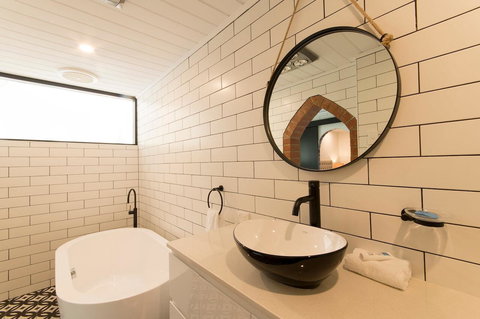 The Manor Basket Range - Accommodation Whitsundays 2