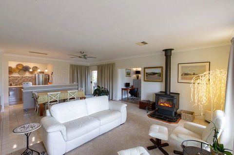 Angaston House - Accommodation Whitsundays 2