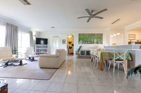 Angaston House - Accommodation Whitsundays 1