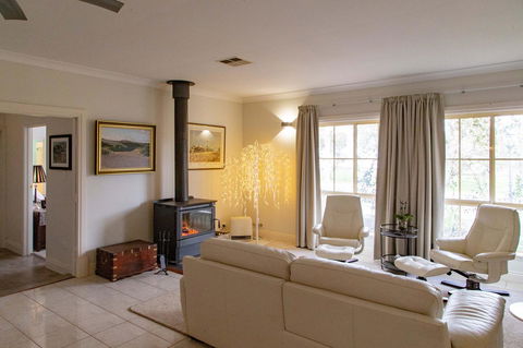 Angaston House - Accommodation Whitsundays 5