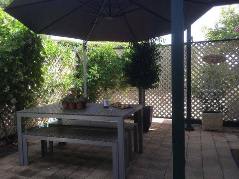 Wine And Roses Bed And Breakfast - Accommodation Whitsundays 3