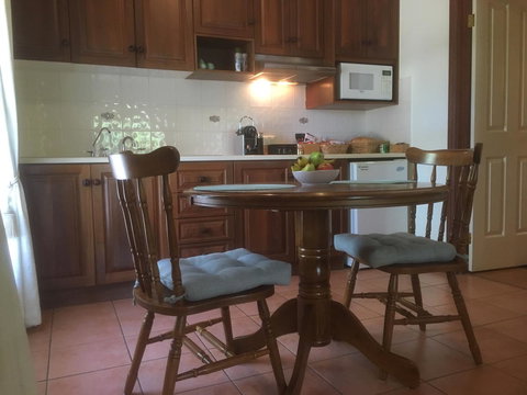 Wine And Roses Bed And Breakfast - Accommodation Whitsundays 2