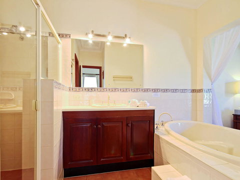 Wine And Roses Bed And Breakfast - Accommodation Whitsundays 18