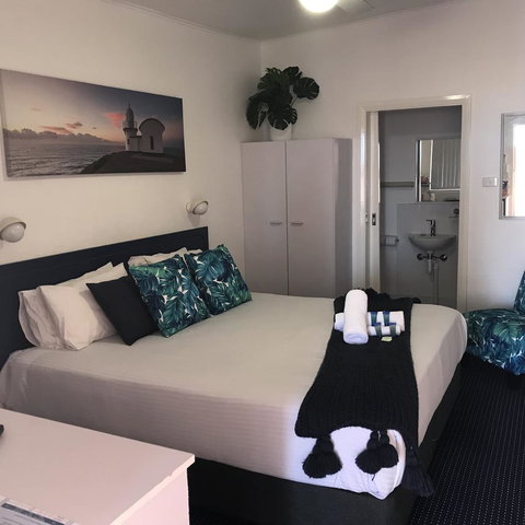 OCEAN BREEZE MOTEL - Accommodation Whitsundays 2