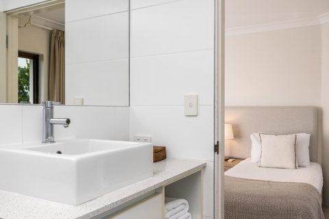 Bayview Beachfront Apartments, In Town Right On The Beach - Accommodation Whitsundays 31