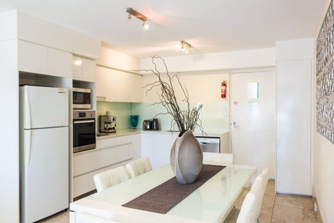 Bayview Beachfront Apartments, In Town Right On The Beach - Accommodation Whitsundays 42