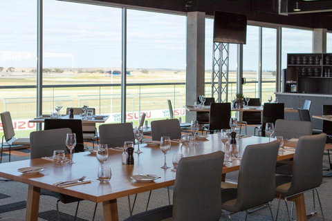 Rydges Pit Lane - Accommodation Whitsundays 38