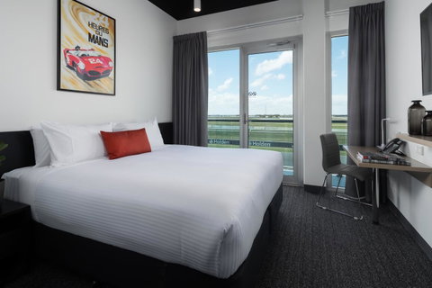 Rydges Pit Lane - Accommodation Whitsundays 31