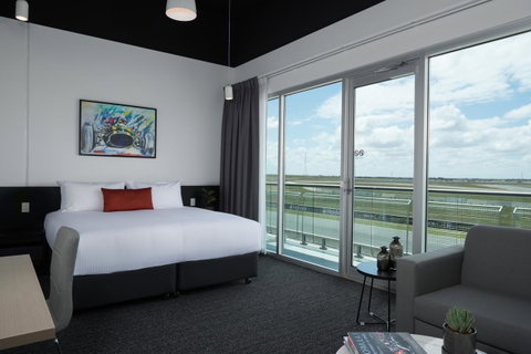 Rydges Pit Lane - Accommodation Whitsundays 10