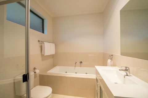 Clare Country Club - Accommodation Whitsundays 16