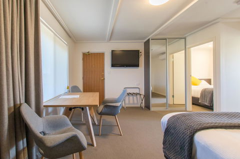 Mick O\'Sheas - Accommodation Whitsundays 5