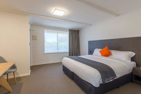 Mick O\'Sheas - Accommodation Whitsundays 9