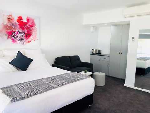 The Avenue Inn - Accommodation Whitsundays 0