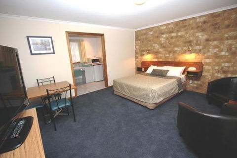 Clare Central - Accommodation Whitsundays 12