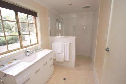 Clare Central - Accommodation Whitsundays 9