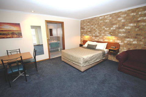 Clare Central - Accommodation Whitsundays 22