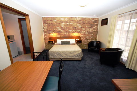 Clare Central - Accommodation Whitsundays 17