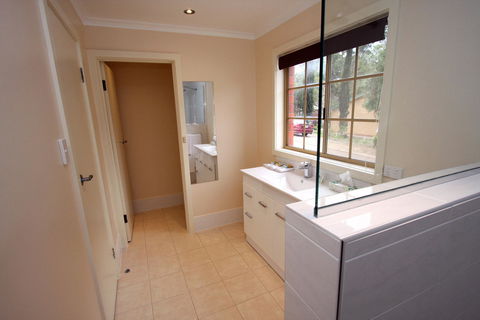 Clare Central - Accommodation Whitsundays 11